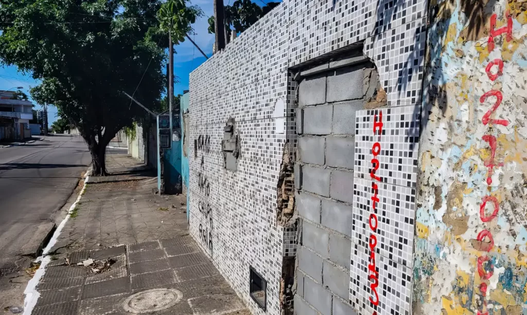 A superfície cede em uma velocidade vertical de 0,7 cm por hora