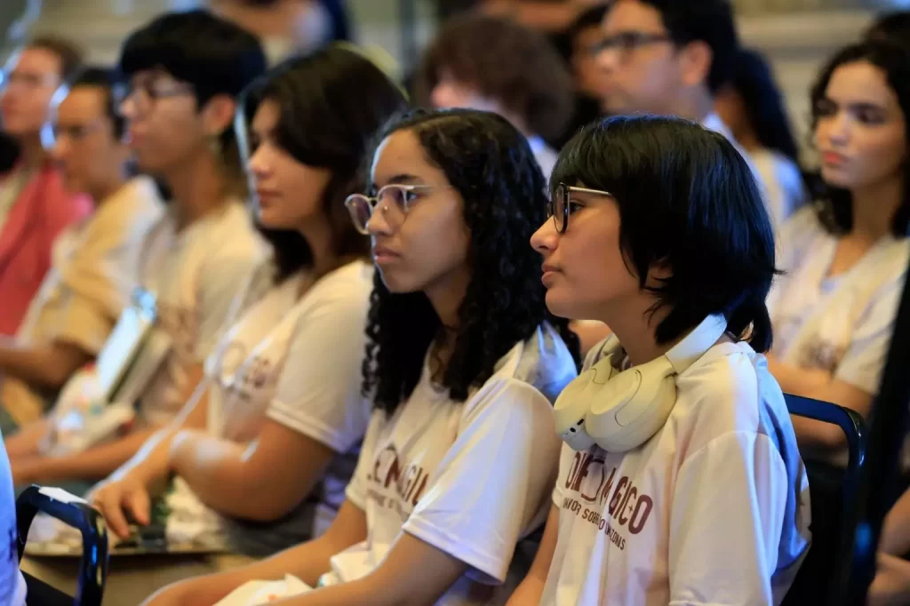 Alunos da rede pública de ensino participam do projeto de imersão no principal símbolo da cultura amazonense