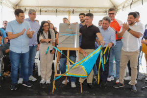 Prefeito David Almeida entrega nova unidade de saúde na zona Oeste com capacidade superior a 30 mil atendimentos mensais Por Prefeitura de Manaus 07/02/2025 15h36 FacebookTwitterWhatsApp Icone audio Ouvir o texto Dentro do plano de expansão da Rede de Atenção Primária à Saúde em Manaus, o prefeito David Almeida inaugurou, nesta sexta-feira, 7/2, a Unidade de Saúde da Família (USF) Silvio Santos, na rua Teotônio Vilela, s/nº, bairro Compensa, zona Oeste da capital. A nova unidade tem capacidade para realizar 30,6 mil procedimentos, por mês, e atender mais de 30 mil usuários da região. Durante a inauguração, o prefeito David Almeida ressaltou o compromisso da gestão com a ampliação dos serviços de saúde na cidade. “Quando entramos na prefeitura, tínhamos duas estruturas de porte 4. Nós entregamos a terceira, e nossa meta é chegar a, ao menos, 20 estruturas deste porte. Estamos investindo na saúde em vários pontos da cidade. Com a entrega da USF Silvio Santos, parte dos serviços da policlínica Djalma Batista serão transferidos para cá e, assim, seguimos ampliando e qualificando o atendimento à população”, destacou. Com uma estrutura moderna, a USF Silvio Santos possui 1.200 metros quadrados e conta com 50 ambientes. Com esta inauguração, a Prefeitura de Manaus atinge a marca de dez unidades de grande porte, sendo nove de porte 4 e uma de porte 3, totalizando 99 estabelecimentos de saúde reformados, revitalizados ou construídos. A secretária municipal de Saúde, Shádia Fraxe, também destacou os avanços da saúde básica na atual gestão. “Hoje, entregamos a décima unidade de saúde construída do zero. Este equipamento oferece toda a carteira da Atenção Básica e é a unidade de número 99 entre construções, reformas e revitalizações. Ainda vamos entregar mais 26 equipamentos em breve”, assegurou. Serviços ofertados A USF Silvio Santos oferecerá serviços completos da rede primária de saúde, contando com quatro equipes da Estratégia Saúde da Família (e-SF) e quatro equipes de Saúde Bucal (e-SB). Entre os profissionais, a unidade terá médicos, enfermeiros, cirurgiões-dentistas, técnicos de enfermagem e saúde bucal, além de agentes comunitários de saúde. Entre os atendimentos disponíveis, estão consultas médicas e odontológicas, assistência pré-natal, planejamento reprodutivo, atenção à saúde da criança, adolescente, adulto e idoso, além de vacinação. Acompanhamento de pacientes com hipertensão e diabetes, dispensação de medicamentos, monitoramento de usuários de programas sociais, tratamento de tuberculose e hanseníase e o Ambulatório de Seguimento do Bebê de Risco também estão entre os serviços oferecidos. Procedimentos como exames preventivos de câncer do colo do útero, teste do pezinho e testes rápidos para diagnóstico de sífilis, HIV e hepatites serão disponibilizados à população da área de abrangência da unidade. Estrutura moderna A estrutura física da USF Silvio Santos conta com oito consultórios clínicos, quatro consultórios odontológicos, farmácia, recepção, auditório, salas de espera, salas para procedimentos como inalação, curativos e vacinação, além de espaços para observação, esterilização e atendimento multiprofissional. A acessibilidade também foi priorizada, com rampas de acesso, banheiros adaptados para Pessoa com Deficiência (PcD) e demais dispositivos que garantem um atendimento mais inclusivo. Dignidade A comunidade do bairro Compensa comemorou a inauguração da unidade de saúde. Alexandre Silva, morador da região, destacou a importância do novo espaço. “Esperamos por essa construção há 20 anos. Antes, a gente precisava buscar atendimento em outros bairros, mas, agora, temos uma unidade moderna e confortável perto de casa. A antiga casinha de saúde era muito pequena, e hoje temos um espaço adequado para sermos atendidos com dignidade. Agradeço ao prefeito por este trabalho”, disse. Com a inauguração da USF Silvio Santos, a Prefeitura de Manaus reafirma seu compromisso com a saúde pública, garantindo estrutura e atendimento de qualidade para a população da capital amazonense. — — — Texto – Dário Avelino/Semcom e Tânia Brandão/Semsa Fotos – Clóvis Miranda/Semcom