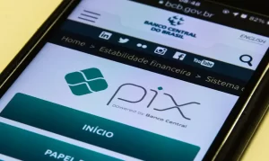 O Banco Central (BC) alterou o regulamento do Pix para excluir chaves de pessoas e de empresas cuja situação não esteja regular na Receita Federal. Segundo a autoridade monetária, a medida visa aprimorar a segurança das transações e impedir a aplicação de golpes via Pix, utilizando nomes diferentes daqueles armazenados na base de dados da Receita Federal. A norma, publicada nesta quinta-feira (6), determina que CPF com situação cadastral “suspensa”, “cancelada”, “titular falecido” e “nula” não poderá ter chave Pix registrada na base de dados do BC. No caso das empresas, o CNPJ com situação cadastral “suspensa”, “inapta”, “baixada” e “nula” também não poderá ter chaves Pix registradas na base de dados do BC. O BC ressalta que a inconformidade de CPF e CNPJ que restringirá o uso do Pix não tem relação com o pagamento de tributos, mas apenas com a identificação cadastral do titular do registro na Receita Federal. Segundo o Banco Central, as mudanças visam exigir que as instituições financeiras e instituições de pagamento participantes do Pix “garantam que os nomes das pessoas e das empresas vinculadas às chaves Pix estejam em conformidade com os nomes registrados nas bases de CPF e de CNPJ da Receita Federal.” Ainda de acordo com o BC, a verificação de conformidade deverá ser efetuada sempre que houver uma operação envolvendo uma chave Pix, como um registro, uma alteração de informações, uma portabilidade ou uma reivindicação de posse. “Com as novas medidas, será mais difícil para os golpistas manterem chaves Pix com nomes diferentes daqueles armazenados nas bases da Receita Federal. Para garantir que os participantes do Pix cumpram as novas regras, o BC irá monitorar periodicamente a conduta dos participantes, podendo aplicar penalidades para aquelas instituições que apresentem falhas nesse processo”, informou a autoridade monetária. O BC informou ainda que atuará ativamente para detectar chaves Pix com nomes diferentes do registrado na Receita, para garantir que os participantes excluam ou ajustem essas chaves. A nova regulamentação também proíbe a alteração de informações vinculadas a chaves aleatórias e a reivindicação de posse de chaves do tipo e-mail. “Pessoas e empresas que usam chaves aleatórias e que queiram alterar alguma informação vinculada a essa chave não poderão mais fazê-lo. A partir de agora, deve-se excluir a chave aleatória e criar uma nova chave aleatória, com as novas informações”, explicou o BC. Ainda de acordo com o BC, as chaves do tipo e-mail não poderão mais mudar de dono. Com isso, pessoas e empresas que queiram reivindicar a posse de um e-mail também não poderão mais fazê-lo. Apenas chaves do tipo celular continuam a ter acesso a essa funcionalidade, para permitir que números de celular pré-pago, que podem mudar de dono, também possam mudar de dono quando registradas como chave Pix. Devolução O BC informou ainda que liberou a realização de devolução de qualquer valor em dispositivos de acesso não cadastrados. De acordo com a instituição, a medida aprovada em novembro do ano passado, e que restringiu as transações Pix em dispositivos de acesso não cadastrados no valor de até R$ 200 estava impedindo que transações de devolução de boa-fé iniciadas pelo próprio recebedor pudessem ser feitas a partir de dispositivos não-cadastrados.