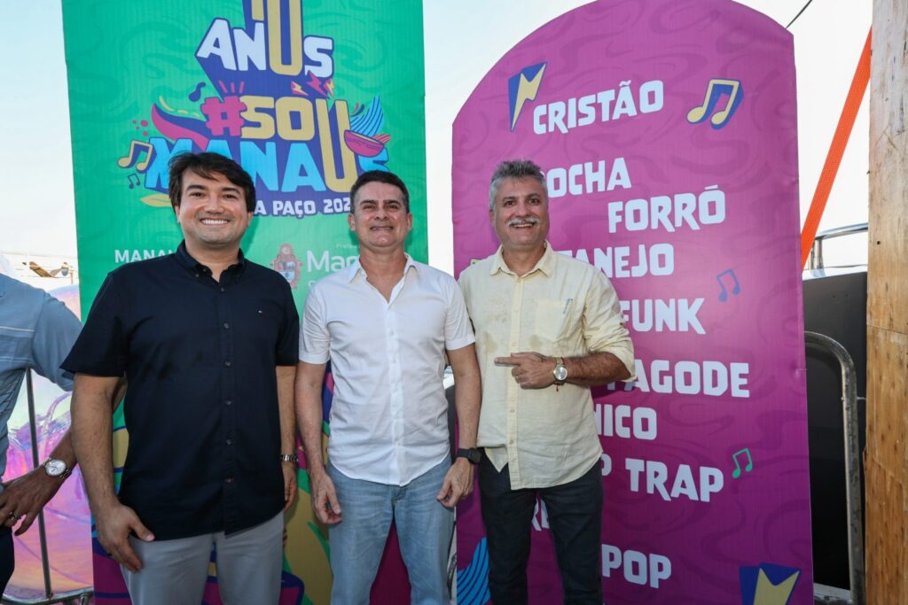 Prefeito David Almeida lança ação inédita no Brasil ao integrar rede hoteleira ao ‘#SouManaus 2025’ para fortalecer turismo e economia Por Prefeitura de Manaus 24/08/2025 18h26 FacebookTwitterWhatsApp Icone audio Ouvir o texto Lançamento #paratodosverem – Prefeito de Manaus, David Almeida, e diretor-presidente da Manauscult, Jender Lobato, durante lançamento do #SouManaus Passo a Paço 2025 O prefeito de Manaus, David Almeida, acompanhado do vice-prefeito Renato Júnior e do diretor-presidente da Fundação Municipal de Cultura, Turismo e Eventos (Manauscult), Jender Lobato, anunciou, na tarde deste domingo, 24/8, uma medida inédita no país para impulsionar a economia e o setor turístico da capital amazonense. Mais de 15 hotéis do Centro e entorno foram credenciados pela prefeitura para oferecer hospedagem vinculada ao “#SouManaus Passo a Paço 2025”, garantindo aos hóspedes acesso exclusivo às pulseiras que liberam entrada em dois dos 17 palcos do maior festival de artes integradas do Brasil. A novidade foi anunciada no porto de Manaus, no local onde já está sendo montado o palco principal do festival. Segundo o prefeito, a iniciativa representa um marco na forma como os grandes eventos podem estimular diretamente a cadeia produtiva da cidade. “Estamos criando uma experiência única para quem vier ao #SouManaus. Ao se hospedar nos hotéis credenciados, o visitante já garante as pulseiras para o festival e ainda contribui para movimentar o centro histórico, fortalecendo restaurantes, bares, transportes e todo o comércio local. Isso é fomentar turismo, é gerar desenvolvimento para a cidade”, afirmou o prefeito David Almeida. A rede credenciada reúne tanto grandes bandeiras internacionais, como Holiday Inn, Confort, Quality, Ibis e Accor, quanto hotéis independentes e regionais, como Casa dos Frades, Casa Perpétua, Amazon Village e a Rede Manaus Hotéis (Millenium, Saint Paul e Adrianópolis). O equilíbrio entre redes globais e empreendimentos locais garante que o impacto econômico seja amplamente distribuído, beneficiando tanto a chegada de turistas de fora quanto a valorização do empresariado manauara. Em outras capitais brasileiras, como Salvador, Recife, Olinda e Rio de Janeiro, existem parcerias entre hotéis e eventos culturais, mas sempre conduzidas pela iniciativa privada e de forma restrita. O diferencial de Manaus é que a ação é coordenada diretamente pela prefeitura, com credenciamento oficial gratuito e benefícios imediatos para os turistas, além de fortalecimento da economia local. “Essa parceria mostra que o turismo é um dos pilares do #SouManaus. Ao escolher se hospedar em um dos hotéis credenciados, o visitante não apenas garante sua participação no festival, mas também movimenta a economia local, gerando emprego, renda e fortalecendo toda a cadeia turística da capital”, destacou o diretor-presidente da Manauscult, Jender Lobato. Com expectativa de reunir mais de 450 mil pessoas em setembro, o #SouManaus 2025 transforma a capital em vitrine nacional de inovação cultural e turística, consolidando a cidade como referência em experiências integradas que unem cultura, hospedagem, lazer e desenvolvimento econômico. Os hotéis parceiros credenciados são: Holiday Inn Hotel; Comfort Hotel; Casa dos Frades Hotel; Casa Perpétua Hotel; Quality Hotel; Rede Manaus Hotéis com três unidades (Millenium, Saint Paul e Adrianópolis); Accor Hotels com cerca de seis hotéis em Manaus (Ibis, Ibis Budget, Ibis Styles, Ibis Aeroporto, Novotel e Mercure); Amazon Village Hotel; e Ibis. — — — Texto – Emanuelle Baires/Semcom-Prefeito Fotos – Arquivo/Semcom