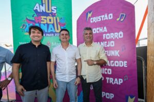 Prefeito David Almeida lança ação inédita no Brasil ao integrar rede hoteleira ao ‘#SouManaus 2025’ para fortalecer turismo e economia Por Prefeitura de Manaus 24/08/2025 18h26 FacebookTwitterWhatsApp Icone audio Ouvir o texto Lançamento #paratodosverem – Prefeito de Manaus, David Almeida, e diretor-presidente da Manauscult, Jender Lobato, durante lançamento do #SouManaus Passo a Paço 2025 O prefeito de Manaus, David Almeida, acompanhado do vice-prefeito Renato Júnior e do diretor-presidente da Fundação Municipal de Cultura, Turismo e Eventos (Manauscult), Jender Lobato, anunciou, na tarde deste domingo, 24/8, uma medida inédita no país para impulsionar a economia e o setor turístico da capital amazonense. Mais de 15 hotéis do Centro e entorno foram credenciados pela prefeitura para oferecer hospedagem vinculada ao “#SouManaus Passo a Paço 2025”, garantindo aos hóspedes acesso exclusivo às pulseiras que liberam entrada em dois dos 17 palcos do maior festival de artes integradas do Brasil. A novidade foi anunciada no porto de Manaus, no local onde já está sendo montado o palco principal do festival. Segundo o prefeito, a iniciativa representa um marco na forma como os grandes eventos podem estimular diretamente a cadeia produtiva da cidade. “Estamos criando uma experiência única para quem vier ao #SouManaus. Ao se hospedar nos hotéis credenciados, o visitante já garante as pulseiras para o festival e ainda contribui para movimentar o centro histórico, fortalecendo restaurantes, bares, transportes e todo o comércio local. Isso é fomentar turismo, é gerar desenvolvimento para a cidade”, afirmou o prefeito David Almeida. A rede credenciada reúne tanto grandes bandeiras internacionais, como Holiday Inn, Confort, Quality, Ibis e Accor, quanto hotéis independentes e regionais, como Casa dos Frades, Casa Perpétua, Amazon Village e a Rede Manaus Hotéis (Millenium, Saint Paul e Adrianópolis). O equilíbrio entre redes globais e empreendimentos locais garante que o impacto econômico seja amplamente distribuído, beneficiando tanto a chegada de turistas de fora quanto a valorização do empresariado manauara. Em outras capitais brasileiras, como Salvador, Recife, Olinda e Rio de Janeiro, existem parcerias entre hotéis e eventos culturais, mas sempre conduzidas pela iniciativa privada e de forma restrita. O diferencial de Manaus é que a ação é coordenada diretamente pela prefeitura, com credenciamento oficial gratuito e benefícios imediatos para os turistas, além de fortalecimento da economia local. “Essa parceria mostra que o turismo é um dos pilares do #SouManaus. Ao escolher se hospedar em um dos hotéis credenciados, o visitante não apenas garante sua participação no festival, mas também movimenta a economia local, gerando emprego, renda e fortalecendo toda a cadeia turística da capital”, destacou o diretor-presidente da Manauscult, Jender Lobato. Com expectativa de reunir mais de 450 mil pessoas em setembro, o #SouManaus 2025 transforma a capital em vitrine nacional de inovação cultural e turística, consolidando a cidade como referência em experiências integradas que unem cultura, hospedagem, lazer e desenvolvimento econômico. Os hotéis parceiros credenciados são: Holiday Inn Hotel; Comfort Hotel; Casa dos Frades Hotel; Casa Perpétua Hotel; Quality Hotel; Rede Manaus Hotéis com três unidades (Millenium, Saint Paul e Adrianópolis); Accor Hotels com cerca de seis hotéis em Manaus (Ibis, Ibis Budget, Ibis Styles, Ibis Aeroporto, Novotel e Mercure); Amazon Village Hotel; e Ibis. — — — Texto – Emanuelle Baires/Semcom-Prefeito Fotos – Arquivo/Semcom